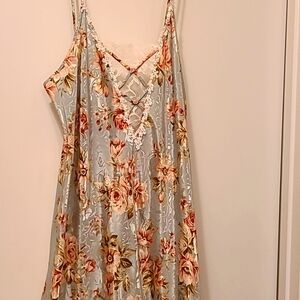 Maxi lgth night gown sz med low back w lace Trim has curved side slits